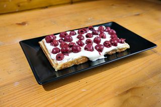 Waffles Cu Ciocolată Albă Și Vișine