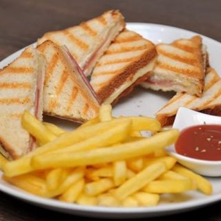 Tost sendvič sa pršutom 300gr