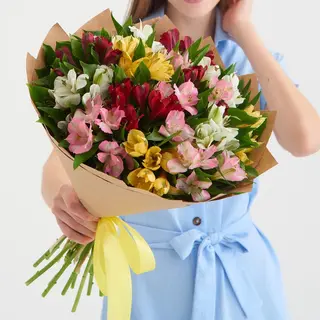 Buchet cu 13 alstroemeria colorata