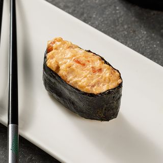 Гункан з лососем (50г)