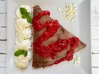 45D. Z twarogiem, nutellą, musem malinowym i bitą śmietaną