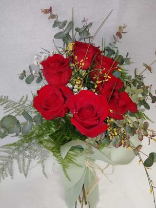 Buket sedam (7) crvenih ruža