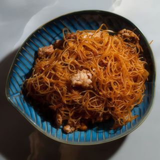 Spaghetti di riso thailandese con manzo e cipolle