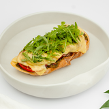 Sandwich cu file de pui și pesto de ardei prăjit pe ciabatta crocantă