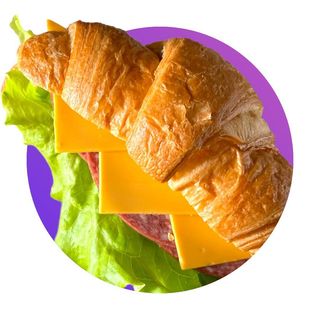Круасан з салямі та сиром чеддер (160 гр)