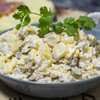 Салат з м'ясом та грибами стандарт (320г)