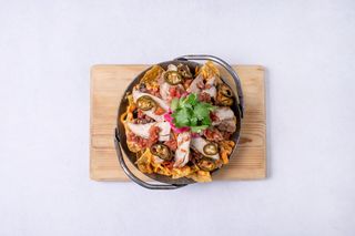 Naładowane totopos z kurczakiem