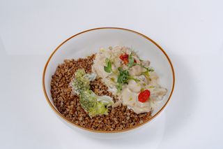 Курица в сливочном соусе с гречкой