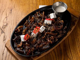 Вушка свинні з соусом хрін (250г)