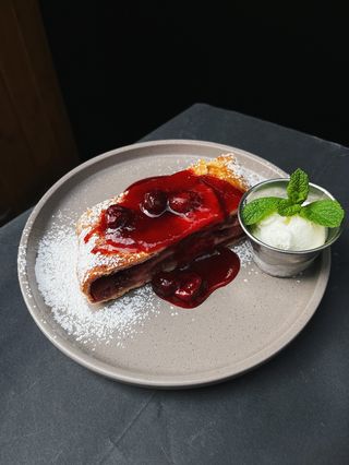 Штрудель вишнево-яблучний з ягідним соусом