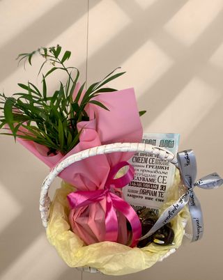 Кошница с цвете в саксия 