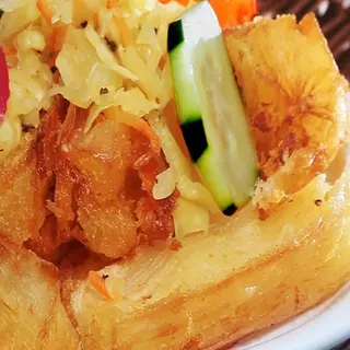 Yuca frita con chicharrones.