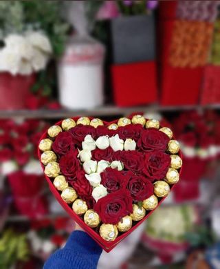 Boîte Cœur avec Fleurs et Chocolats