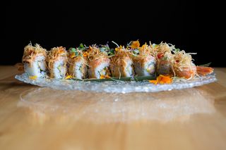 Maki de salmón con mousse de aguacate (8 pzs.)