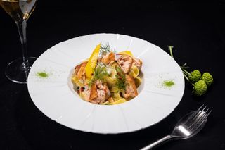 Tagliatelle cu somon și busuioc