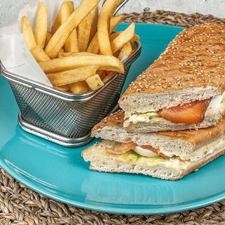 Сендвич с курицей и картофелем фри