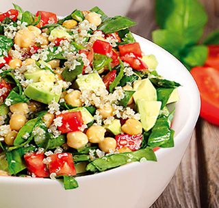 Салата с нахут, авокадо и киноа