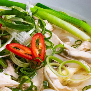 Taitei Pho cu pui trasi la wok