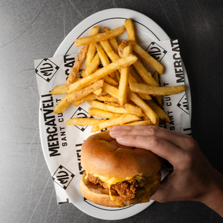 101 Sandwich de pollastre cruixent amb relish de cogombre, formatge fos, ceba caramel·litzada i maionesa de chipotle