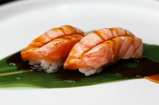 Nigiri salmone scottato