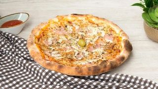 Capricossa porodična pizza + 2 palačinke