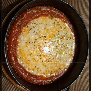 Queso Provolone Al Horno Con Salsa De Tomate Y Orégano