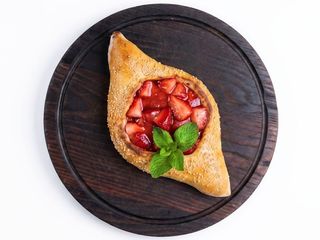 Хачапурі по-аджарські з полуницею (250g)