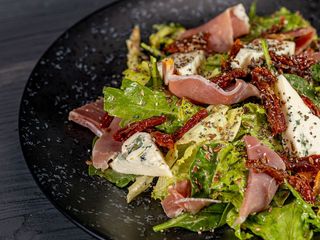 Салат з руколою та хамоном