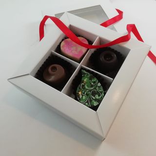 Cutie alba cu 4 Praline asortate