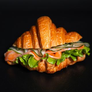 Круассан с лососем/ Croissant cu somon