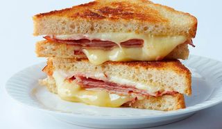 Sándwich con jamón y queso