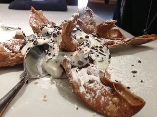 Cannolo siciliano scomposto con mousse di ricotta, arance candite