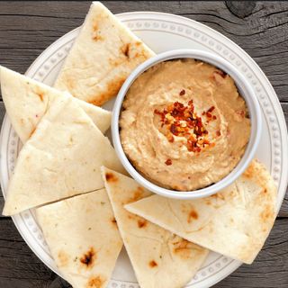 Humus de casa, lipie si morcovi