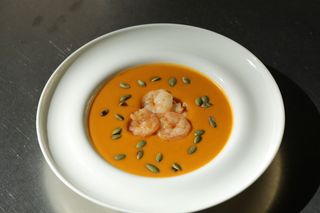 გოგრის კრემ-სუპი გრილზე მობრაწული კრევეტით