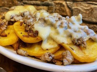 Patate, salsiccia e formaggio