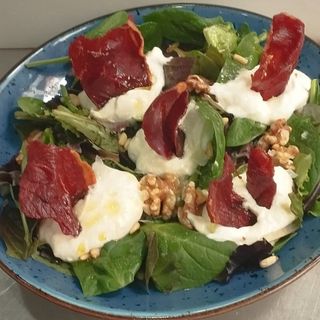 Ensalada de brotes tiernos , queso de cabra jamón frito y frutos secos