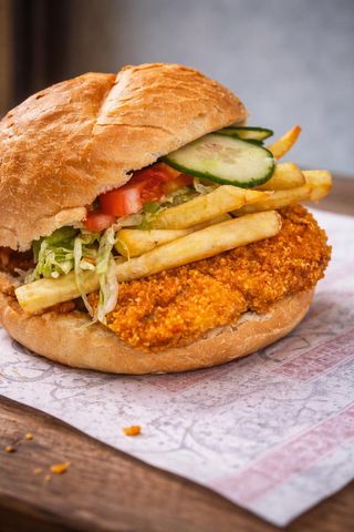 Hamburger cu snitel crispy