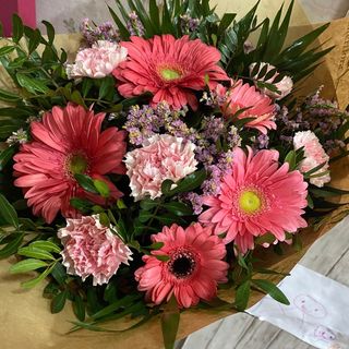 Ramo de gerbera y clavel rosa