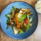 Wok de verduras con langostinos y calamares