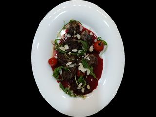 Печінка курочки в свинній сітці з вершково вишневим соусом