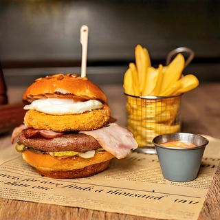 Burger cu ou și telemea crispy și cartofi prăjiți / wedges