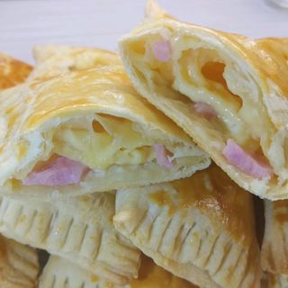 Снеки с ветчиной и сыром (2 шт / 100 г)