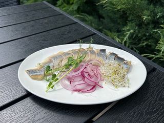 Оселедець з маринованою цибулею (150г)