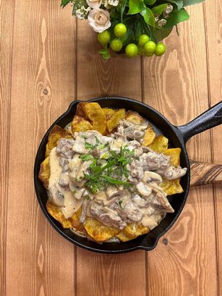 Телятина под сливочным соусом с картофельными дольками