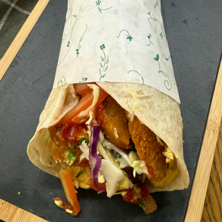 Lipie crispy cu cartofi prăjiți si salate