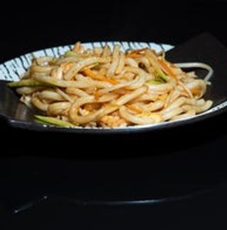 135 Fettuccini di riso saltato con manzo