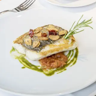 Lomos de merluza a la Donostiarra
