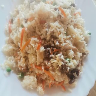 32. Пържен ориз с три вида месо (900г)