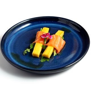 45.Rollitos De Salmón Con Mango Rúcula Y Salsa Ponzu 