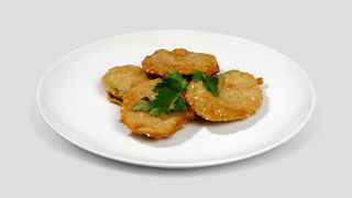 Dovlecei pane cu tzatziki, servit cu pită grecească